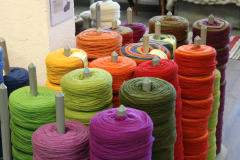 Hahtuvakiekkoja. Yarn pucks.