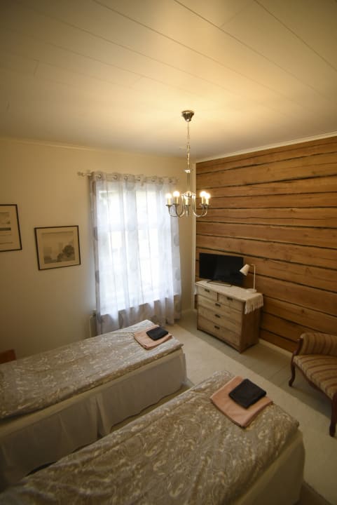Room in Wanhakulma guest house Raahe with two beds and log wall