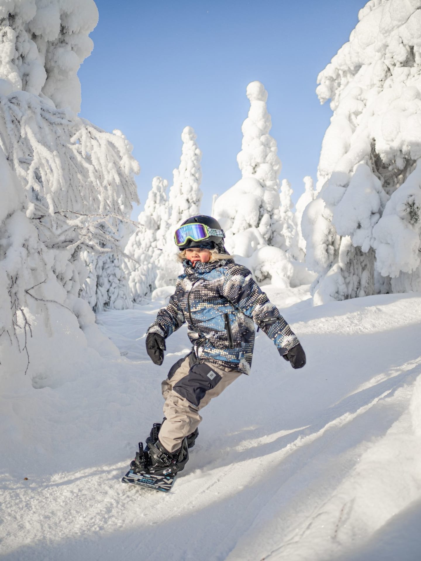 Snowboarding in Ruka Ski Resort forest
