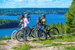 Maastopyöräilijöitä rinteen laella