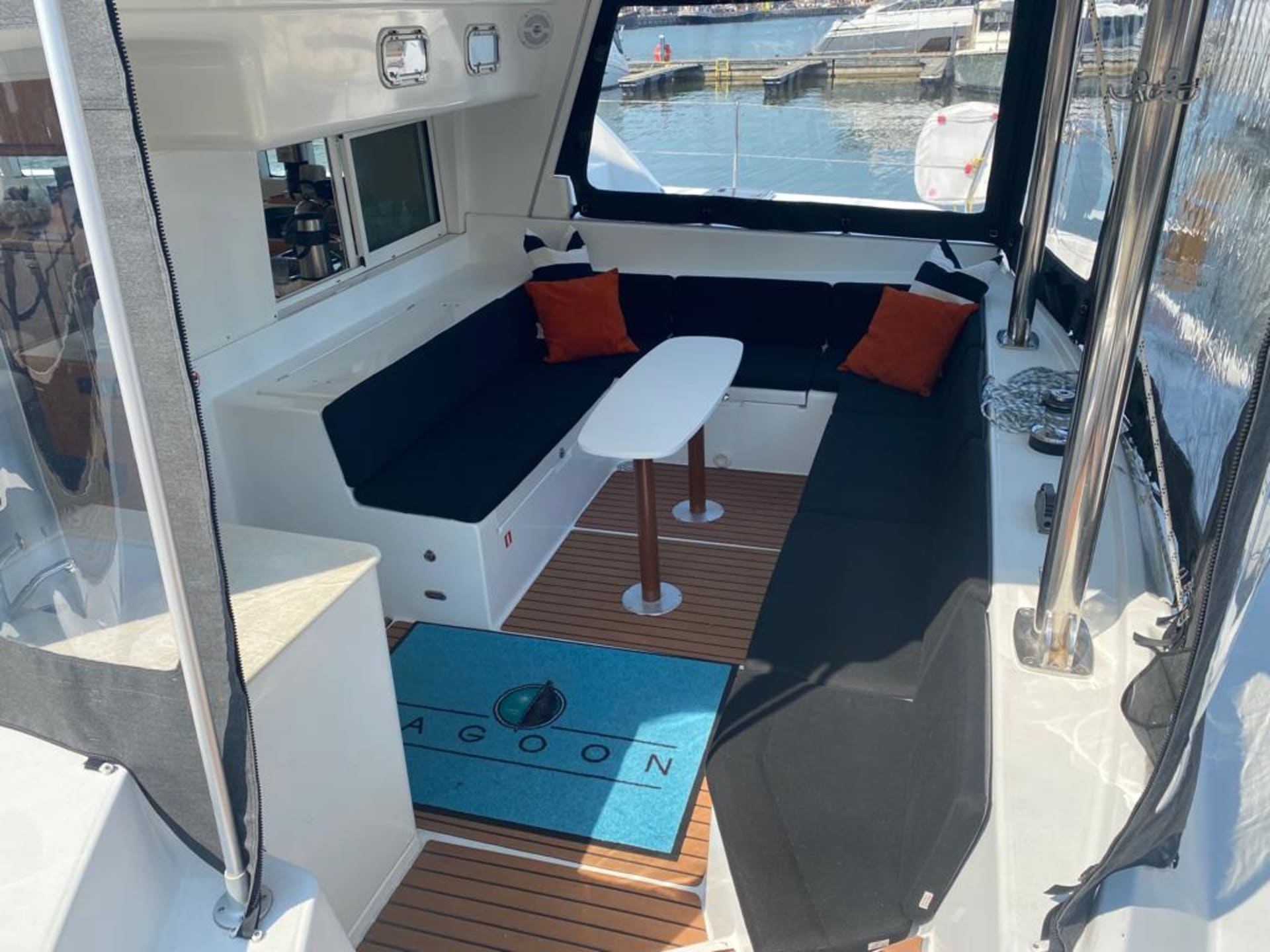 Lagoon 440 aft deck