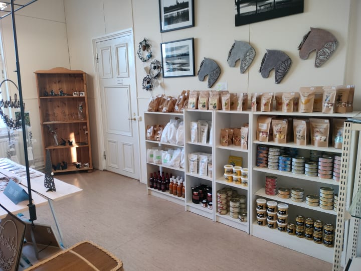 Kuutostiimi käsityö- ja lahjamyymälä Raahessa.