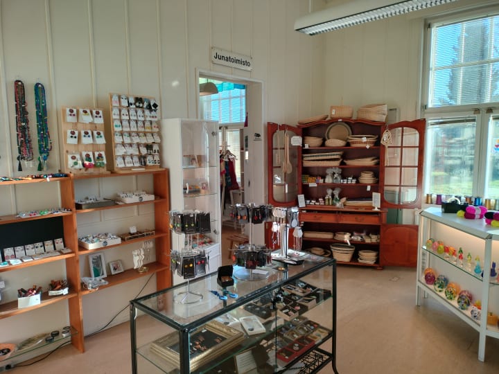 Kuutostiimi käsityö- ja lahjamyymälä Raahessa.