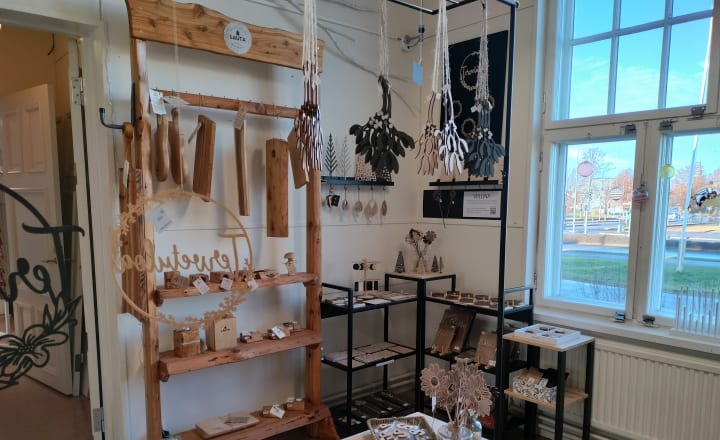Kuutostiimi käsityö- ja lahjamyymälä Raahessa.
