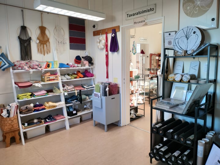 Kuutostiimi käsityö- ja lahjamyymälä Raahessa.