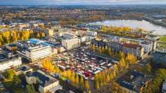 Ilmakuva Mikkelin torista Mikkomarkkinoiden aikaan.