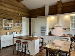 Iso keittiö olohuoneen yhteydessä.