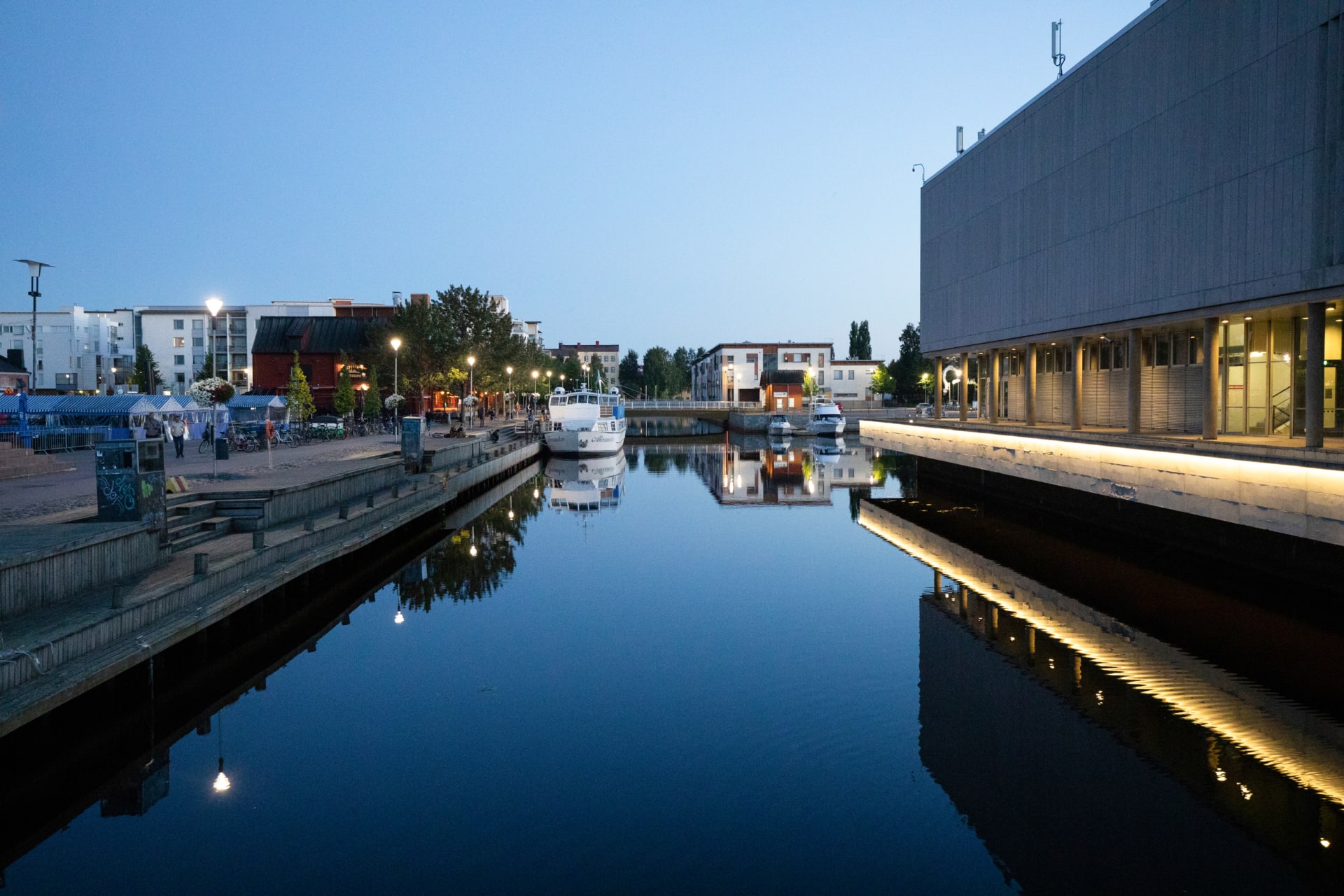 Waterfront of the Oulu market square.