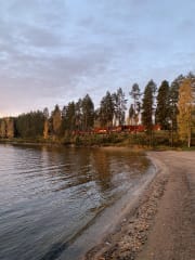 Hotelli rannalta katsottuna