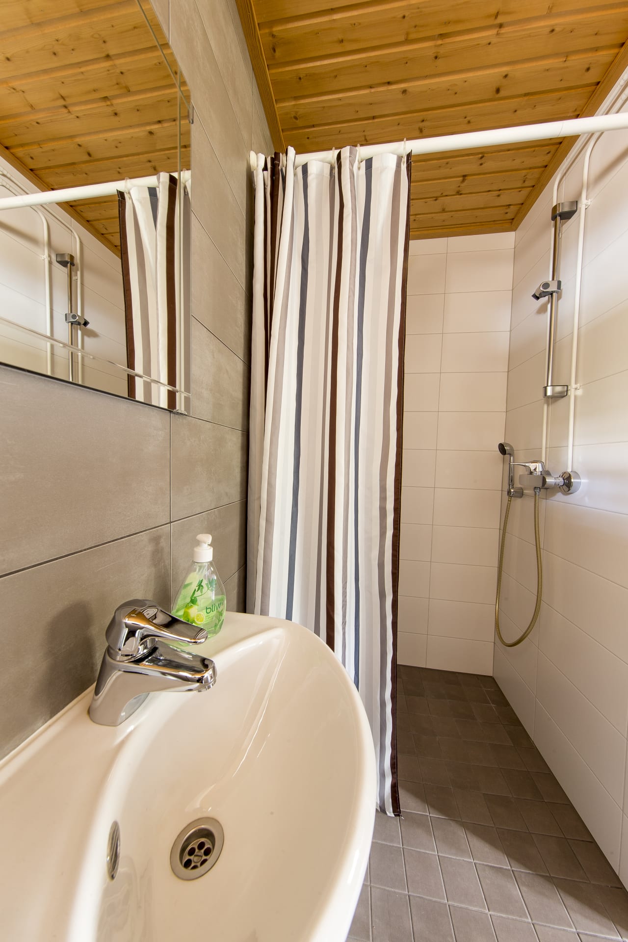 Shower cottage
