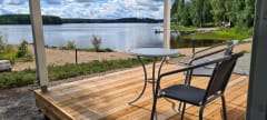 Rannan puoleiselta terassilta on upeat järvinäkymät.