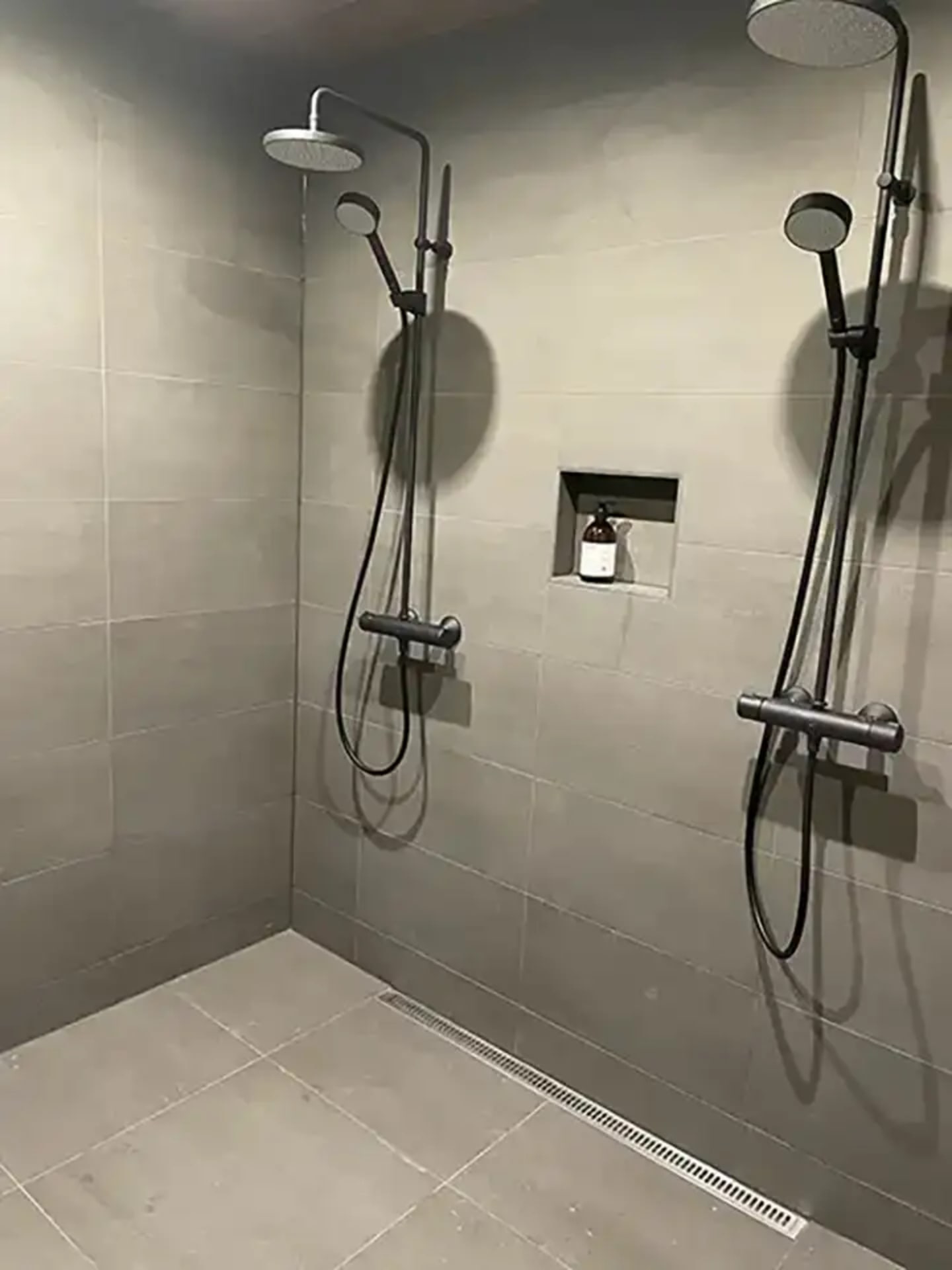 Suihkuhuone, 2 suihkua