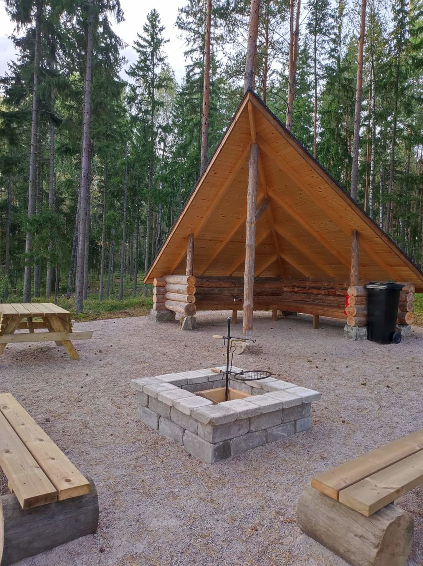 Laavun edustalla on nuotiopaikka, jossa voit grillata, keittää nokipannukahvit tai paistaa vaikka lettuja..