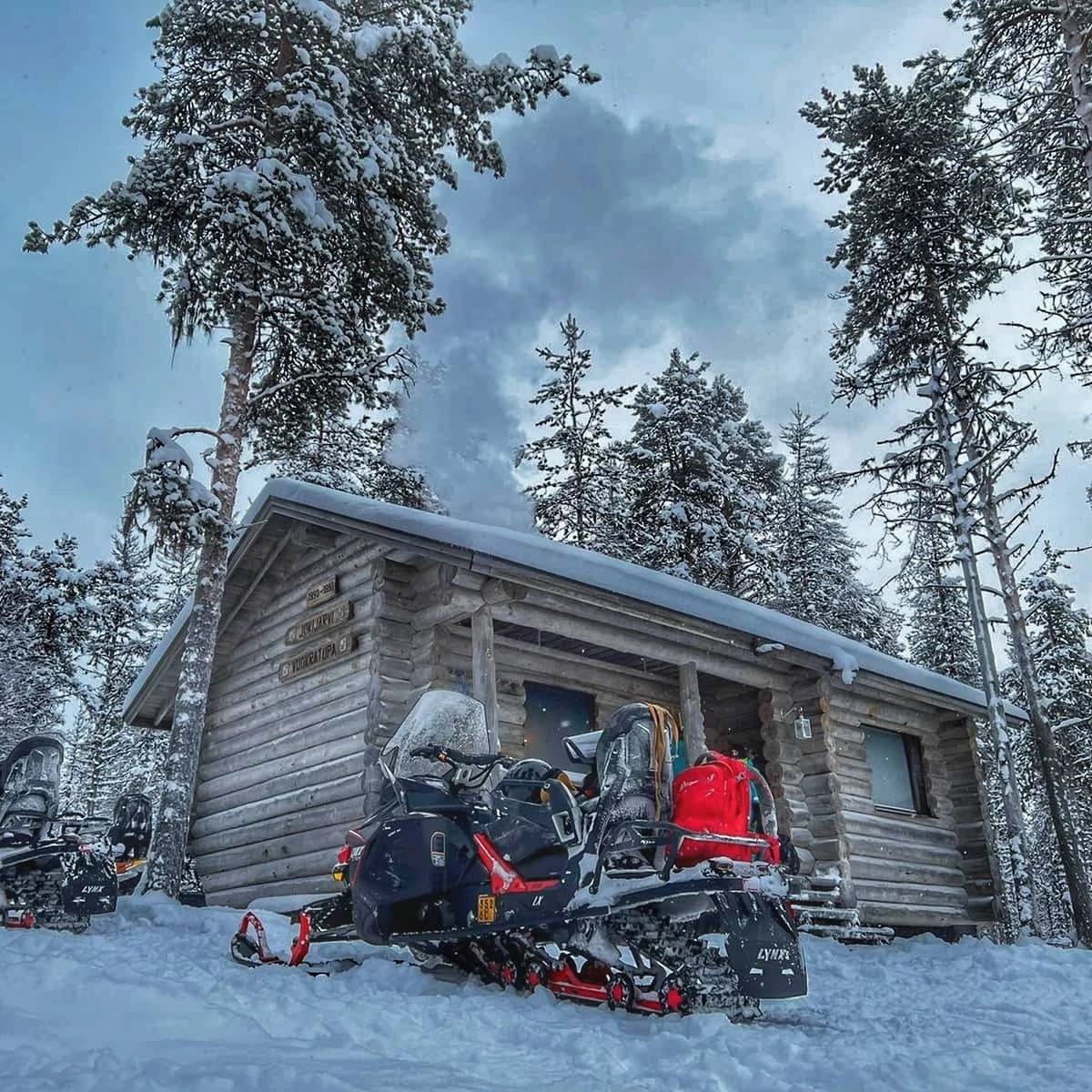 Overnight snowmobile tour to wilderness hut