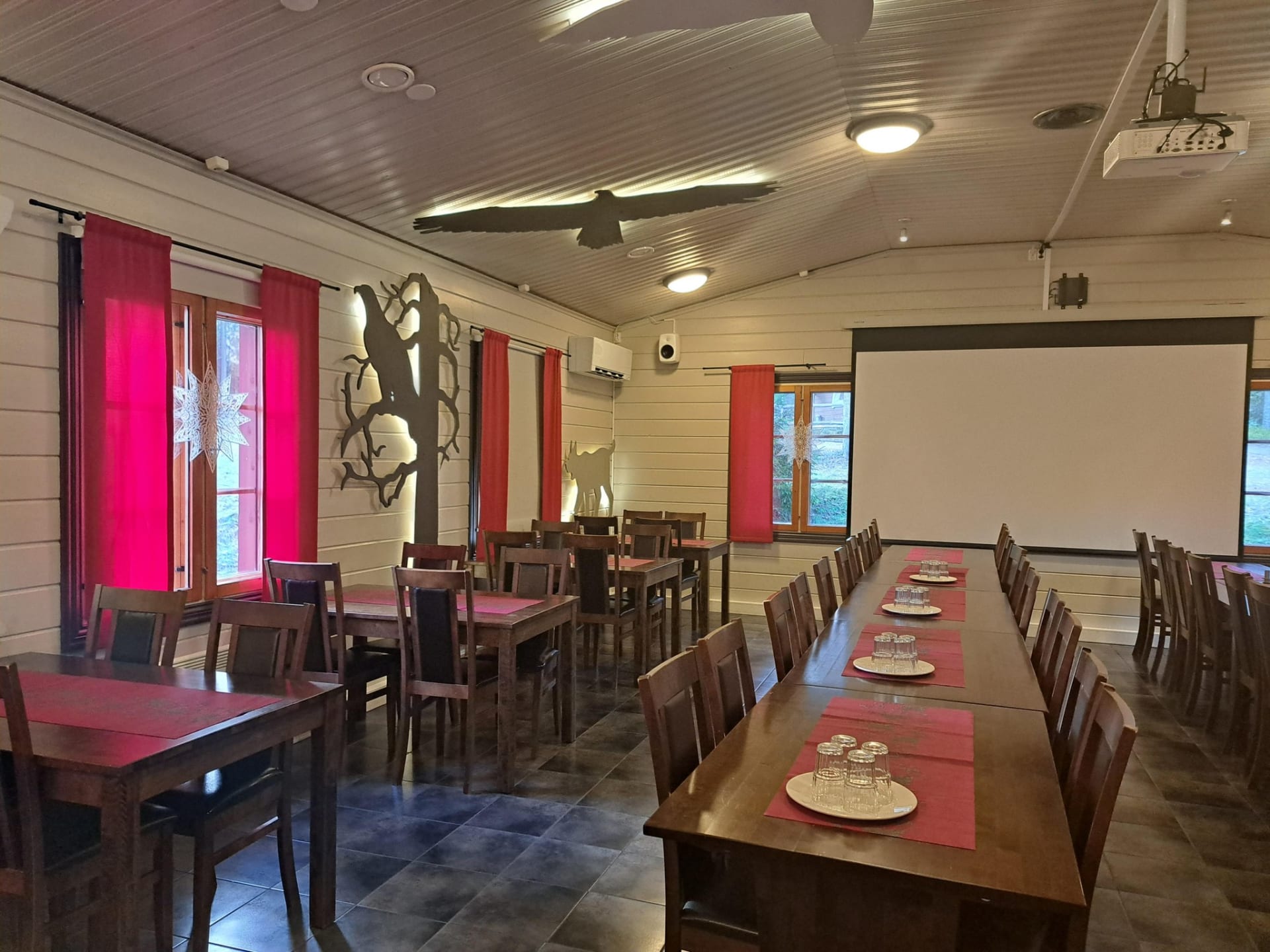 Fully equipped separated meeting area.