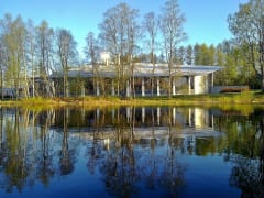 Kirjasto kuvattuna joelta päin