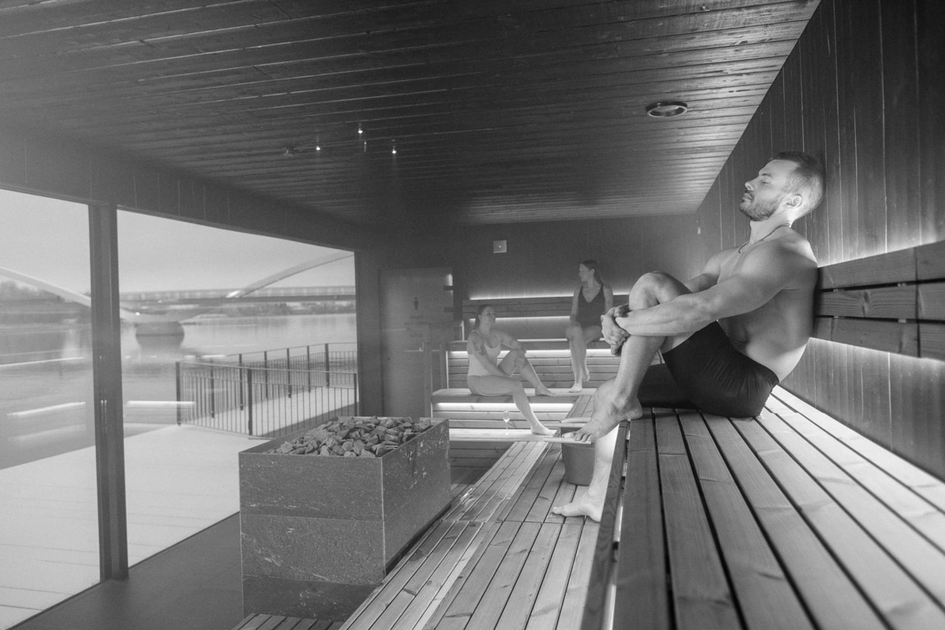 Ihmisiä löylyhuoneessa