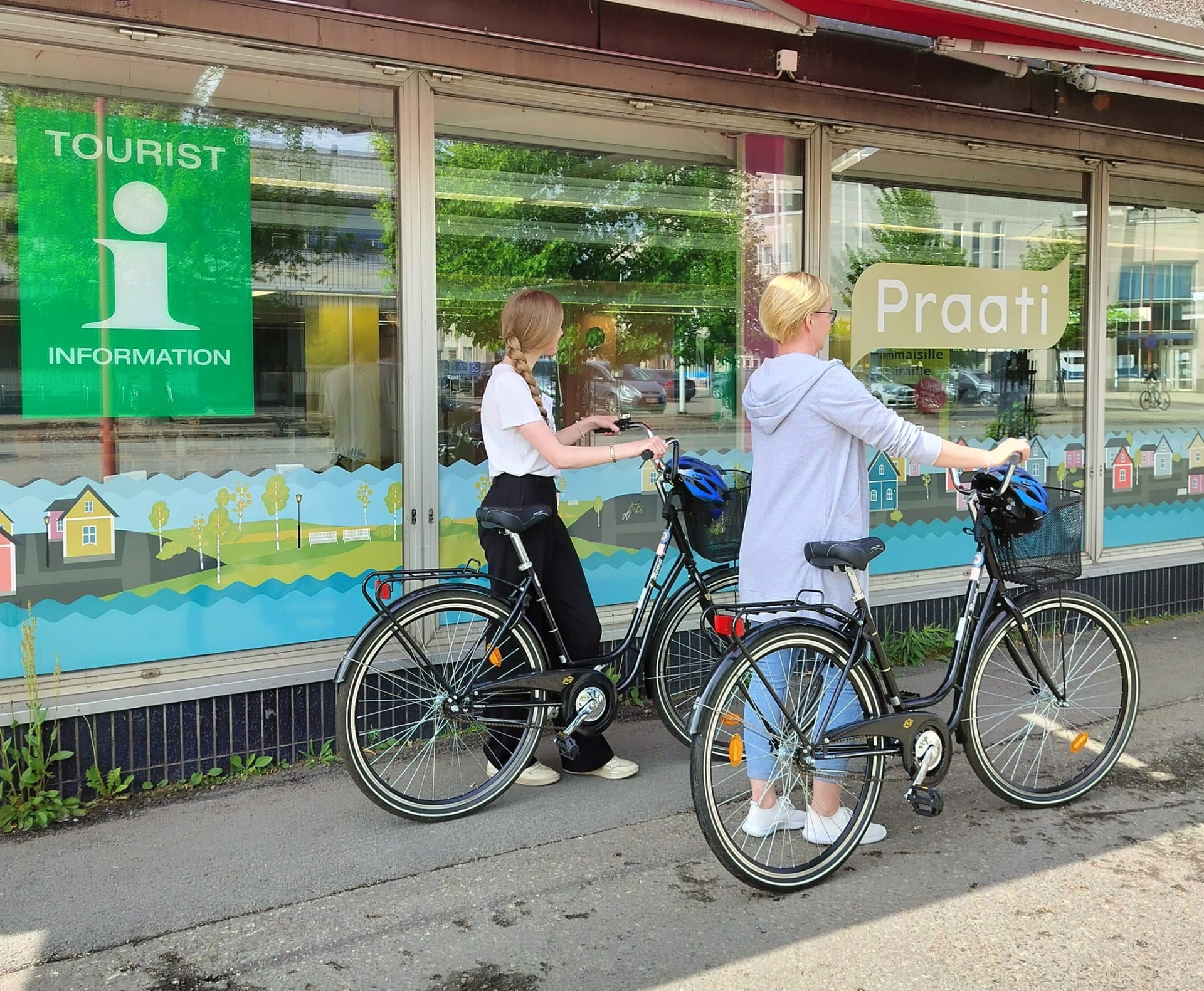 Pyöräilijät lähdössä pyöräilemään kaupunkipyörillä
