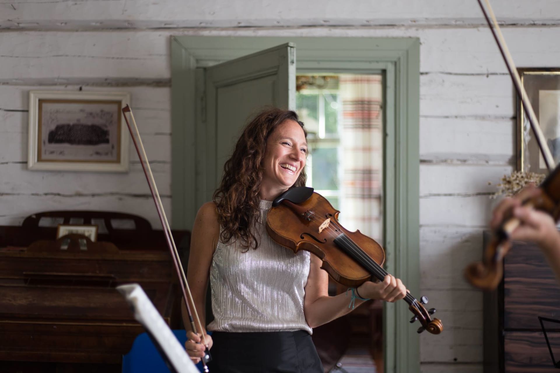 a woman violinist smiling at a Oulunsalo Soi Chamber Music Festival concert