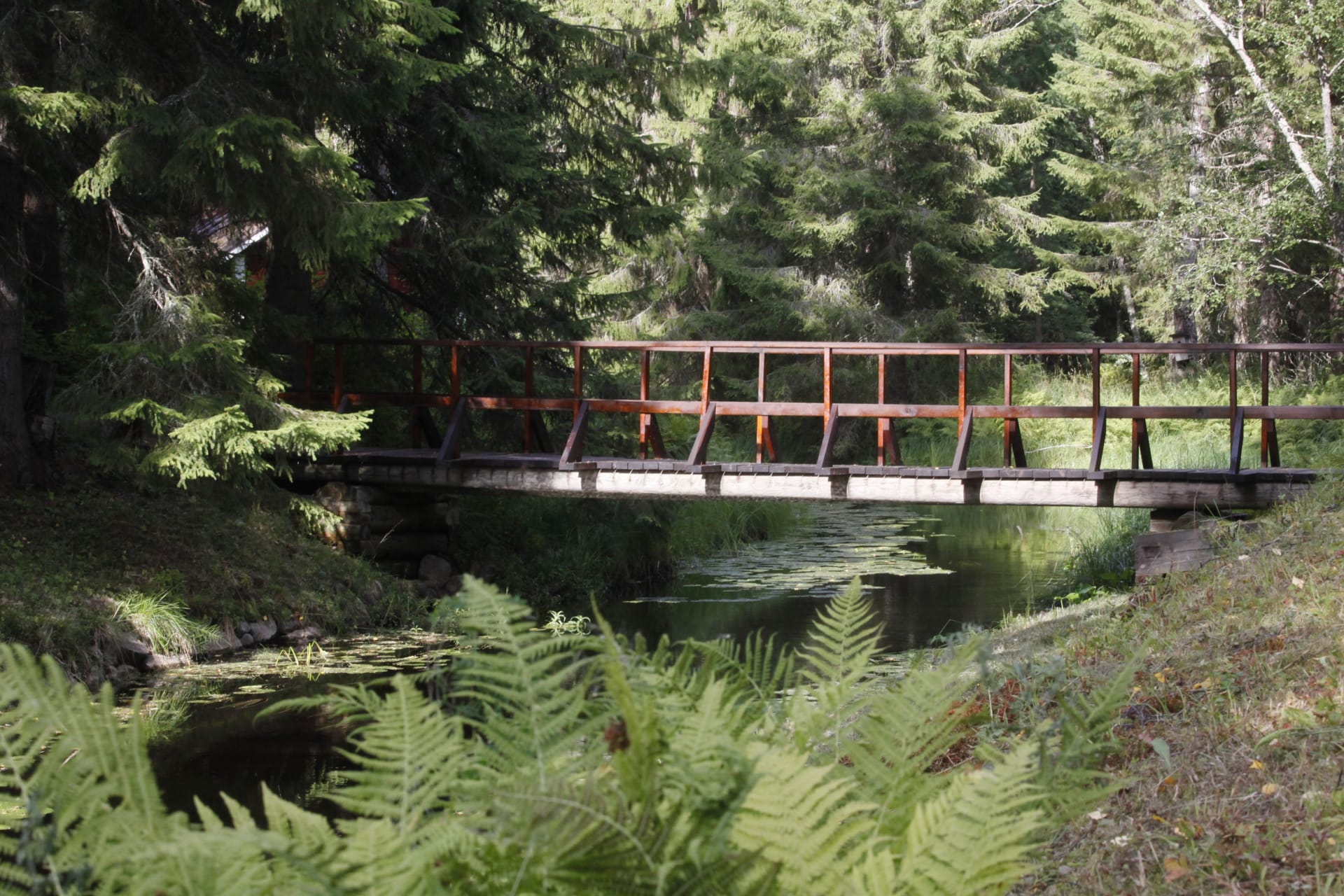 A canal and a bridge in the park of the Möhkö Ironworks