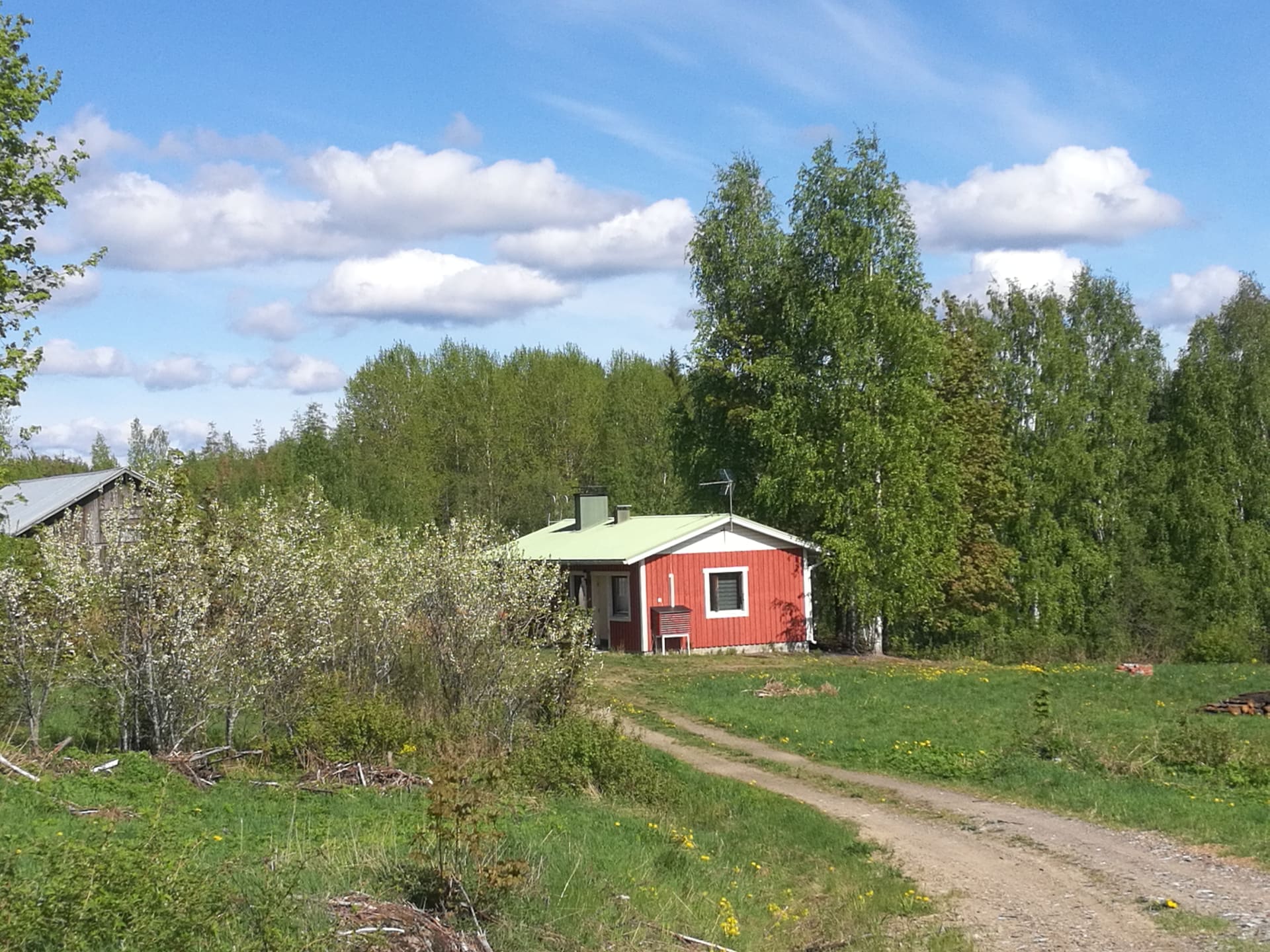 Anttolan Sydänmaa mökin pihapiiriä. Anttola Sydänmaa cottage exterior.