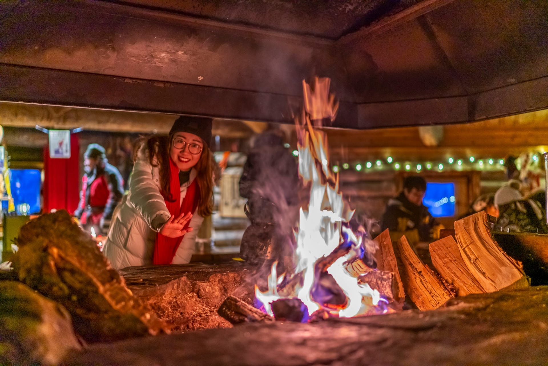 Sámi dinner around an open fireplace