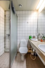 Huoneissa oma kylpyhuone ja wc.