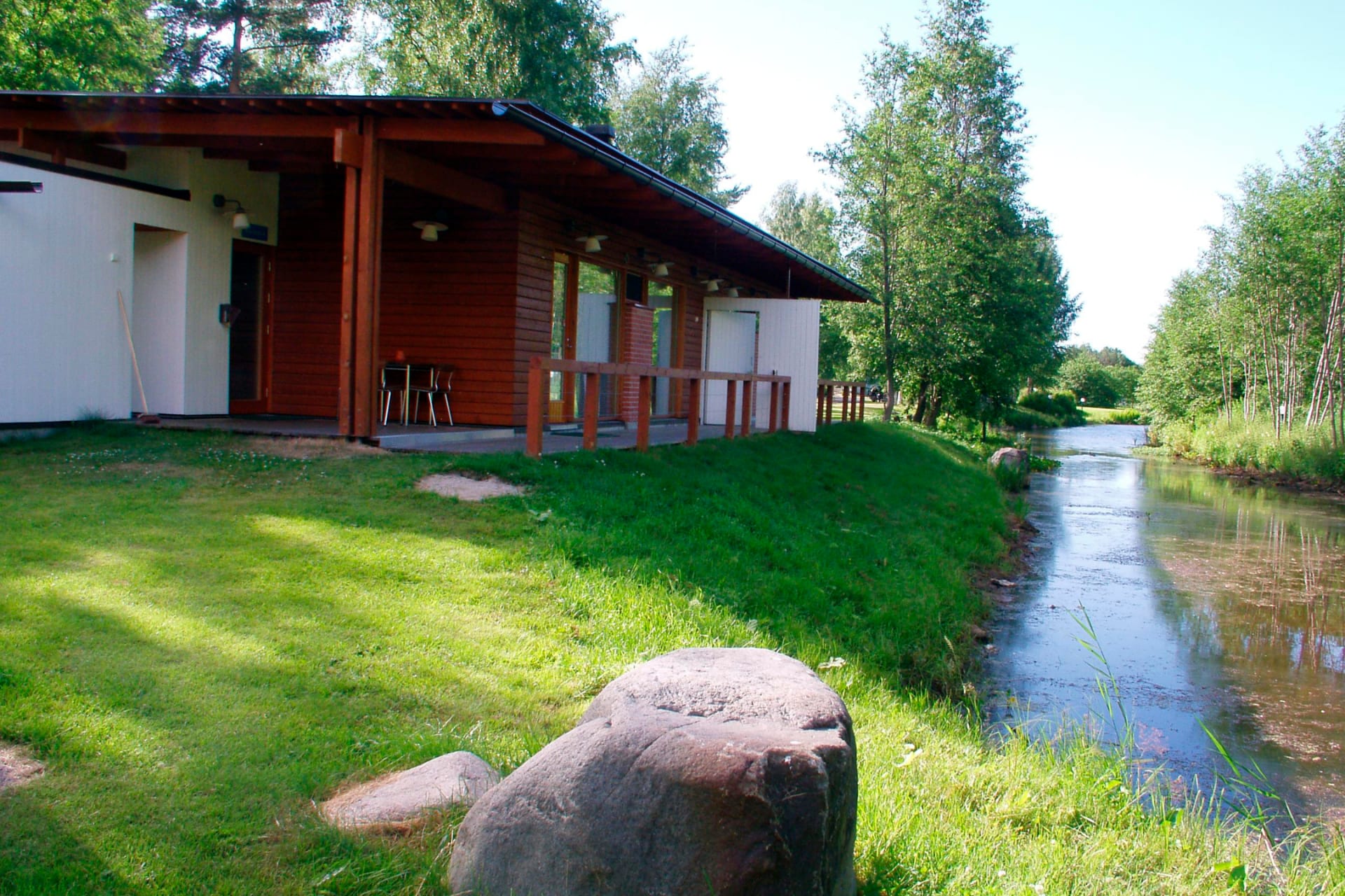 Meriholstin takapuolelta löytyy terassi, jossa voi vilvoitella löylyjen välissä.