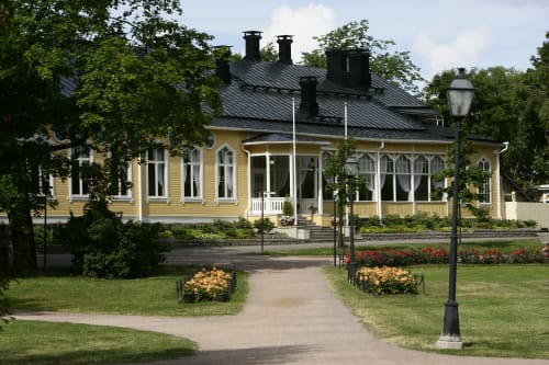 Entrance from the Kaivopuisto-park
