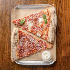 Pari slaissia pieneen nälkään dipin kera.