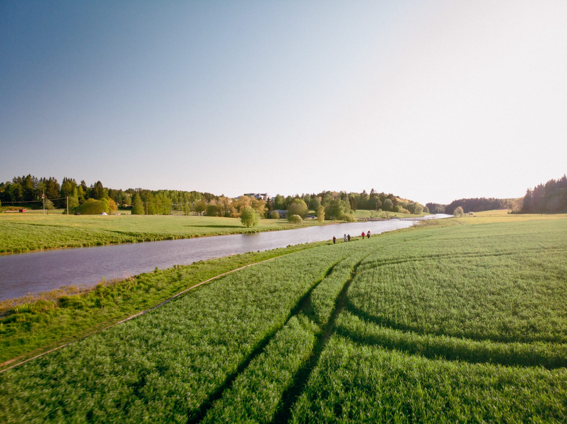 Kuvassa vaeltajia kulkee Aurajoen rannalla.  Kuvassa vaeltajia kulkee Aurajoen rannalla.