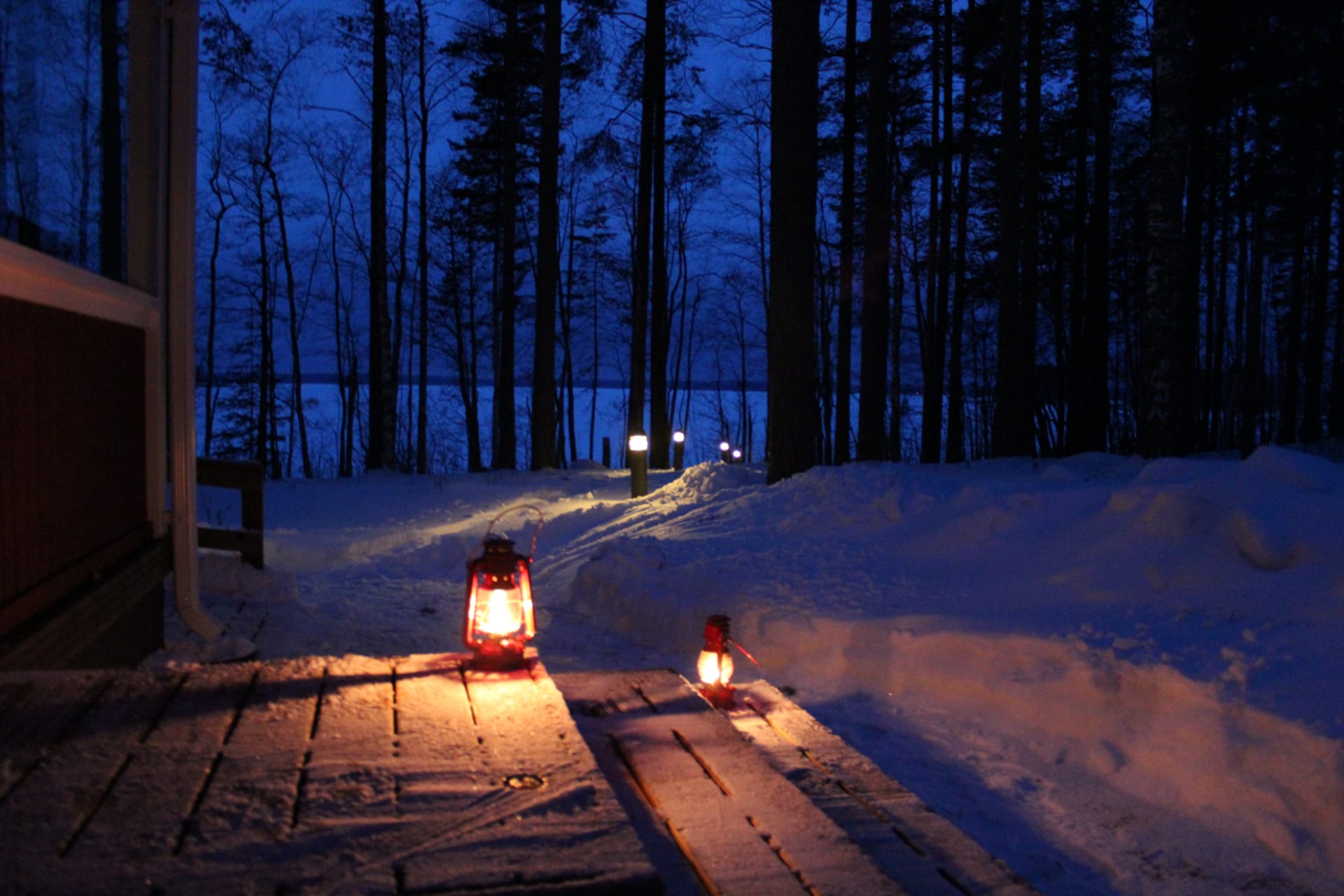 Path to the frozen lake with candels 