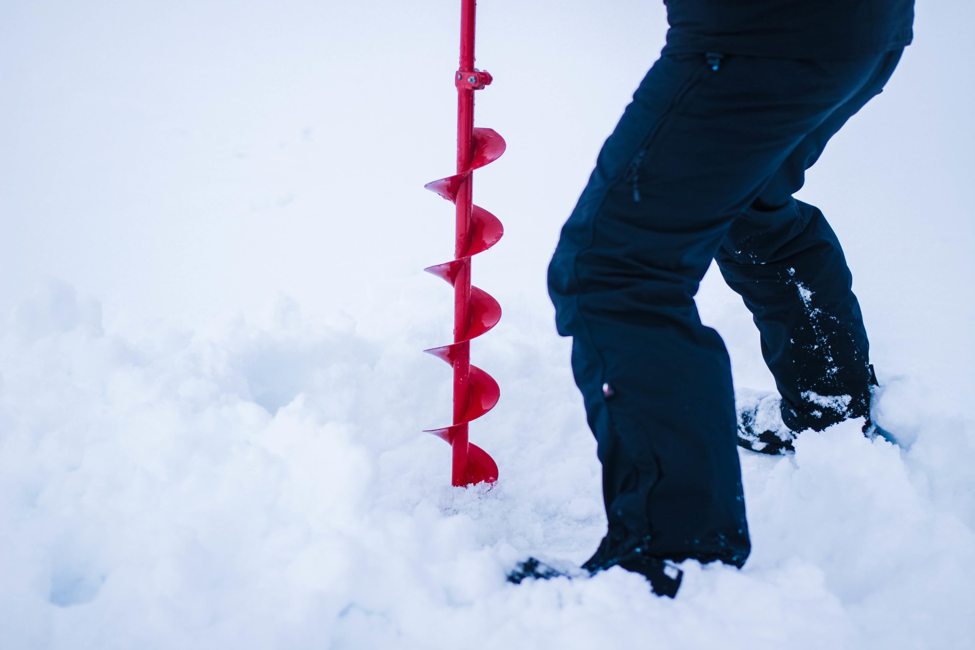 Pilkkiminen on rentouttava kokemus tunturissa. Ice-fishing is a unique experience.