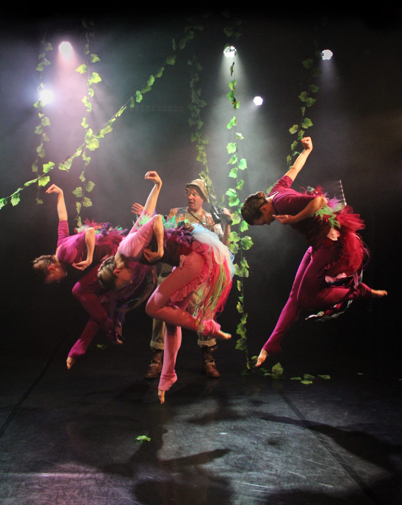 Kolme hahmoa pinkeissä vaatteissa jotka kumartuvat alaspäin  Kolme hahmoa pinkeissä vaatteissa jotka kumartuvat alaspäin