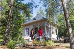 people looking on beautiful pink villa crepe café Lettukahvila Kalliolinna