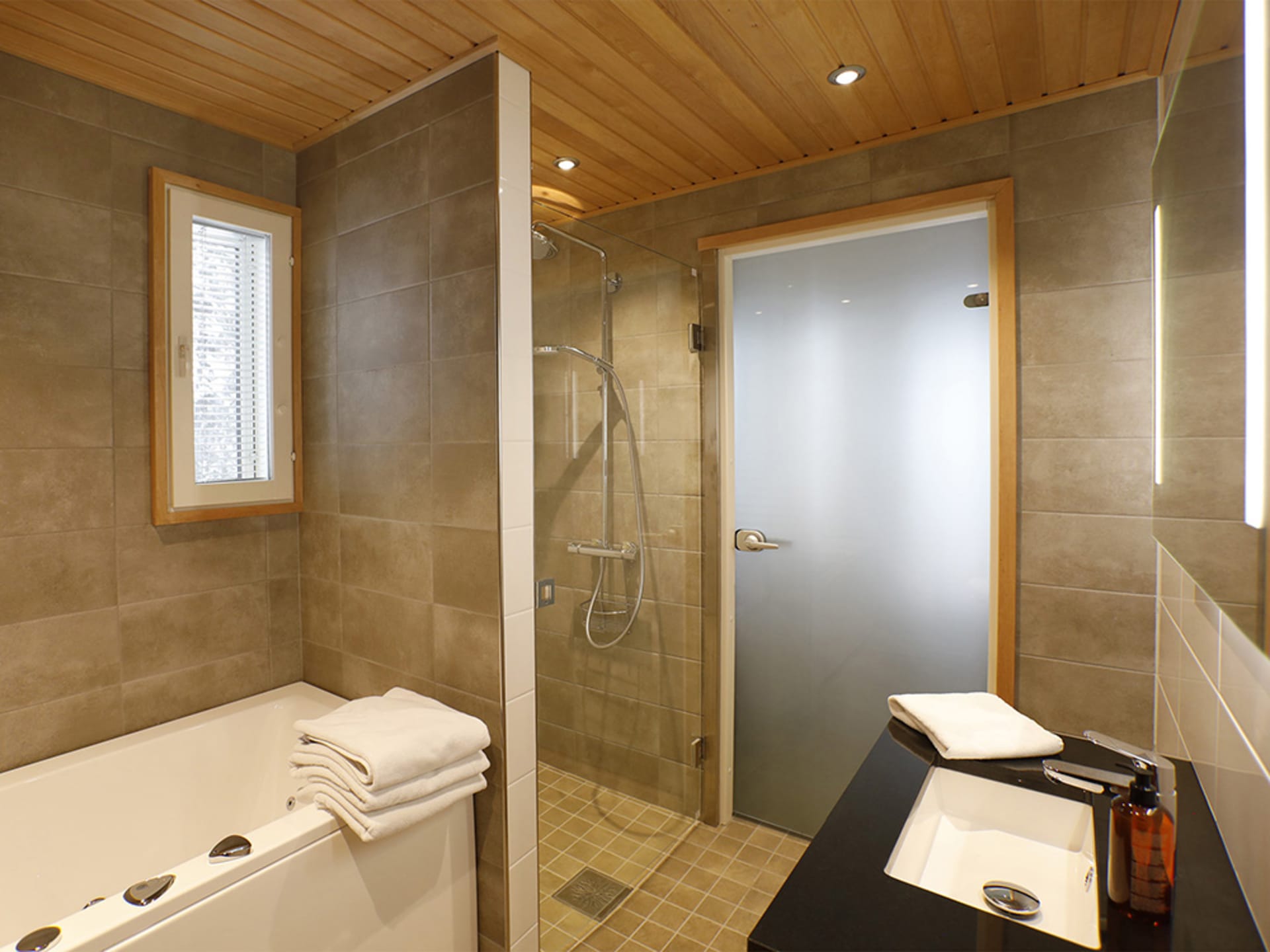 Villa Hill bath with jacuzzi