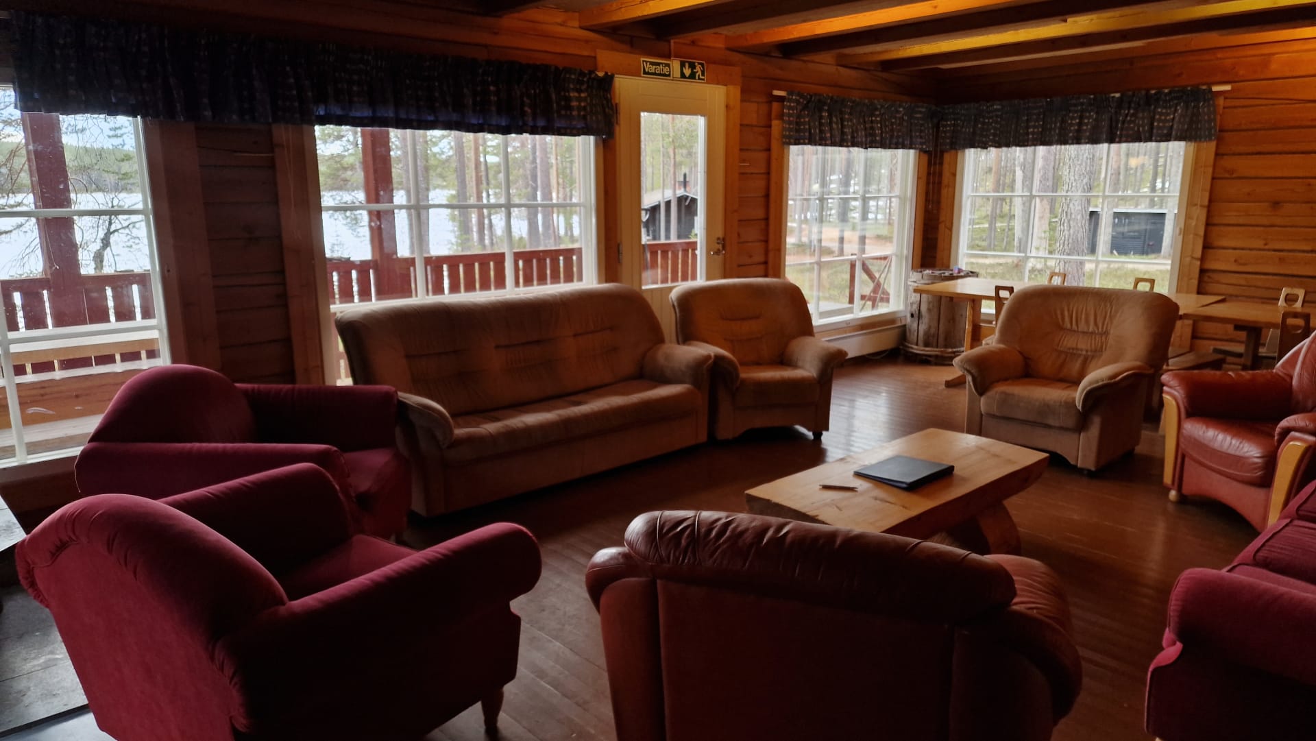 Jatkonsalmen pääpirtin olohuone