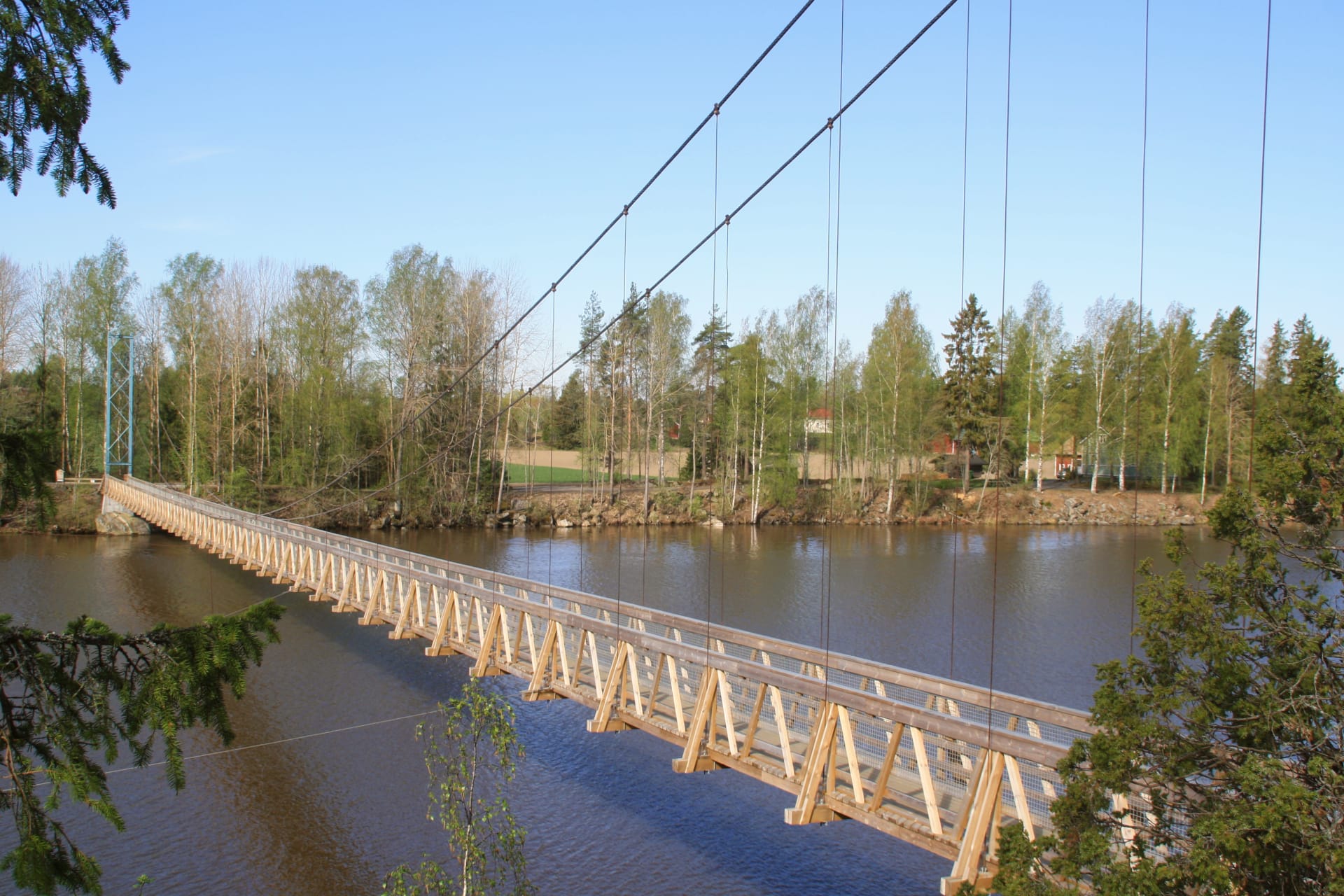 Maisema, jossa on vanha riippusilta.