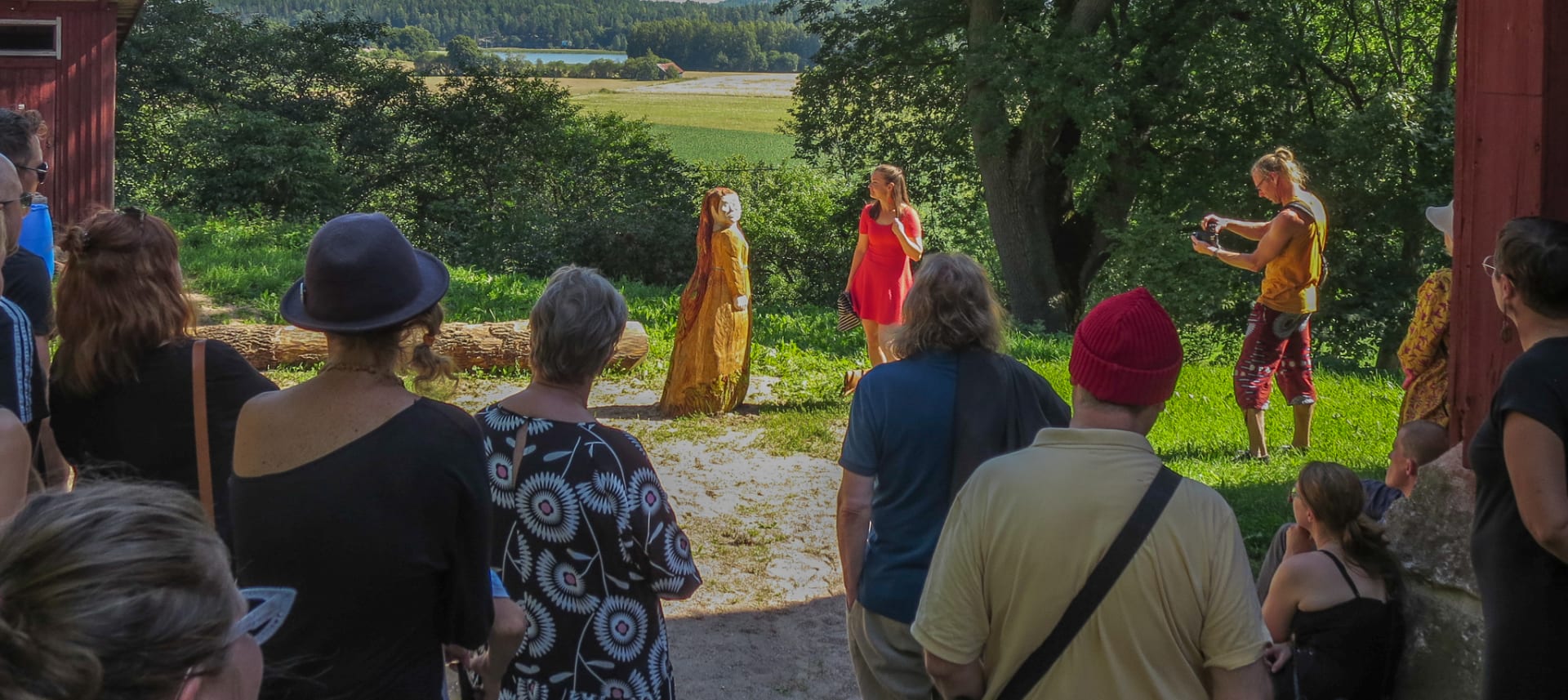 Den guidade turen ger en djupare inblick i Träskulpturträdgården