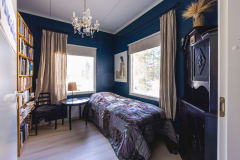 Kattokruunu siniseinäisessä huoneessa.