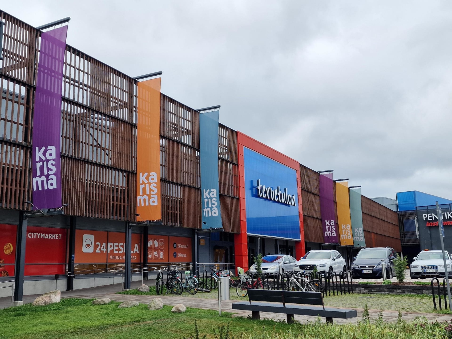 Kauppakeskuksen edusta.