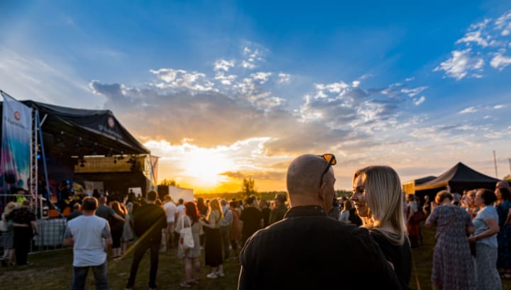 Pariskunta auringonlaskussa Raahe Festivalilla.
