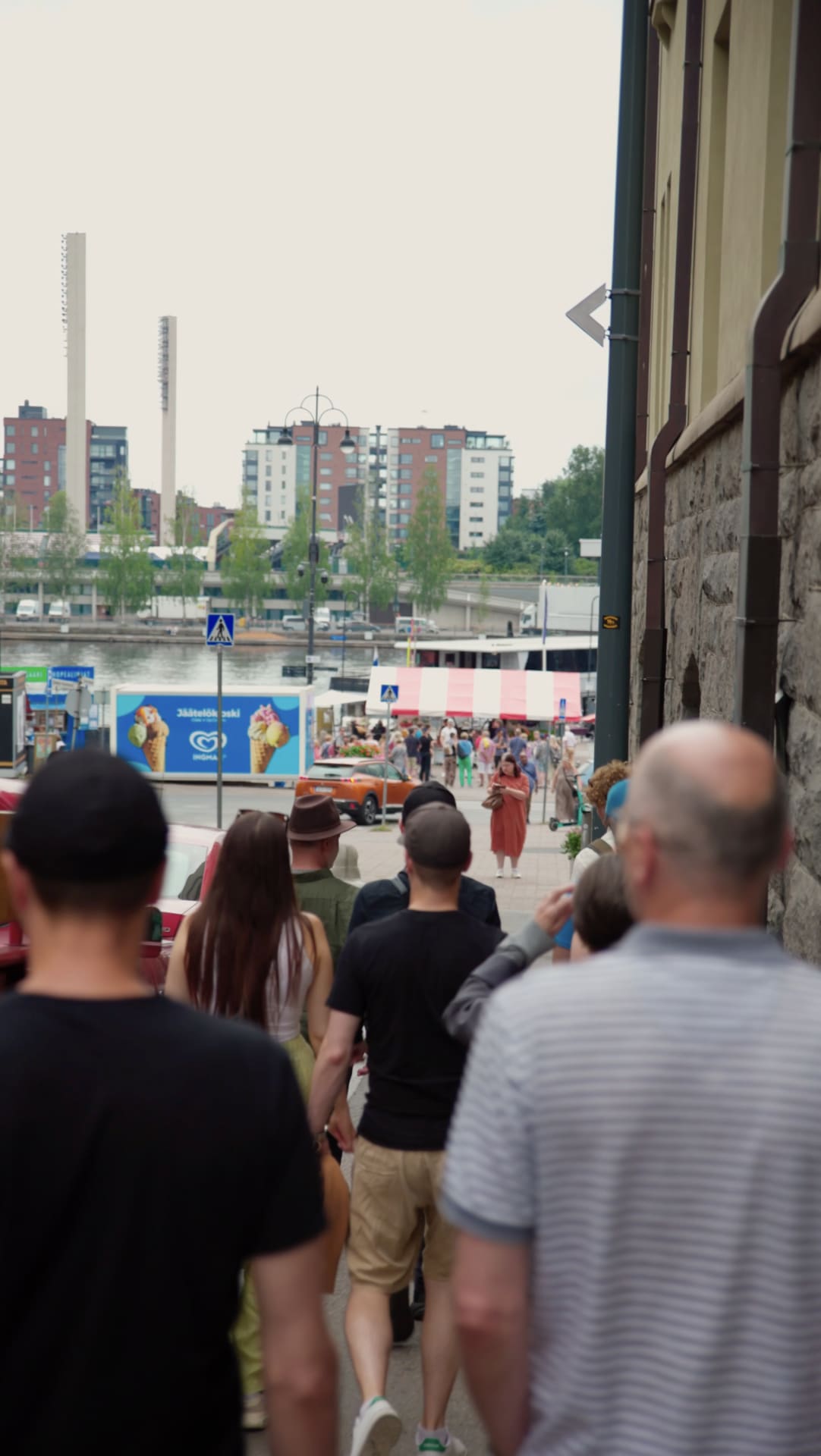 Ihmisiä kävelemässä kadulla