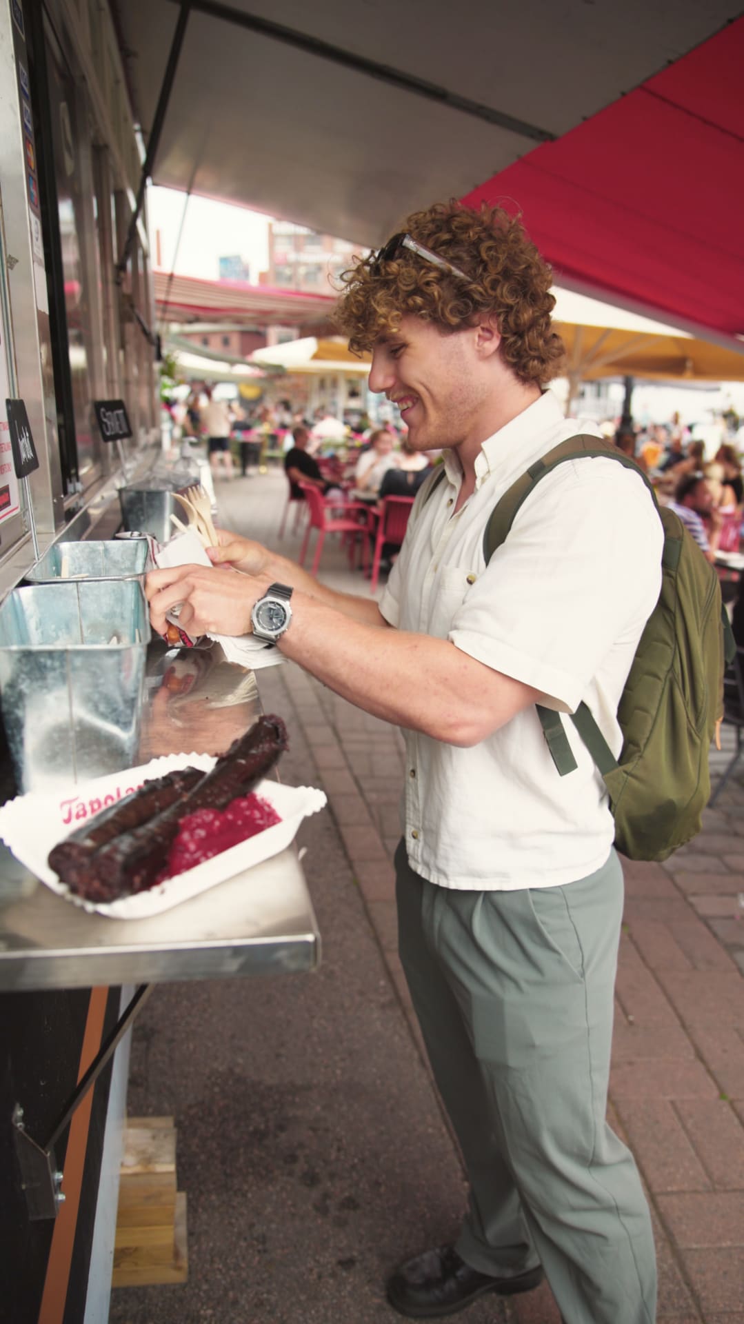 Mieshenkilö, jolla on mustamakkara