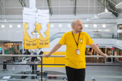 Näkymä Zeppelinin 2.kerroksesta Keskustorille, kuvassa mieshenkilö pukeutuneena kampanjan T-paitaan