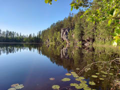 Tyyni järvi ilta-auringossa, oikealla puolella riippukivikalliot