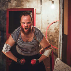 Pakohuone Friikki sirkus: Behind the Freaky Circus Show