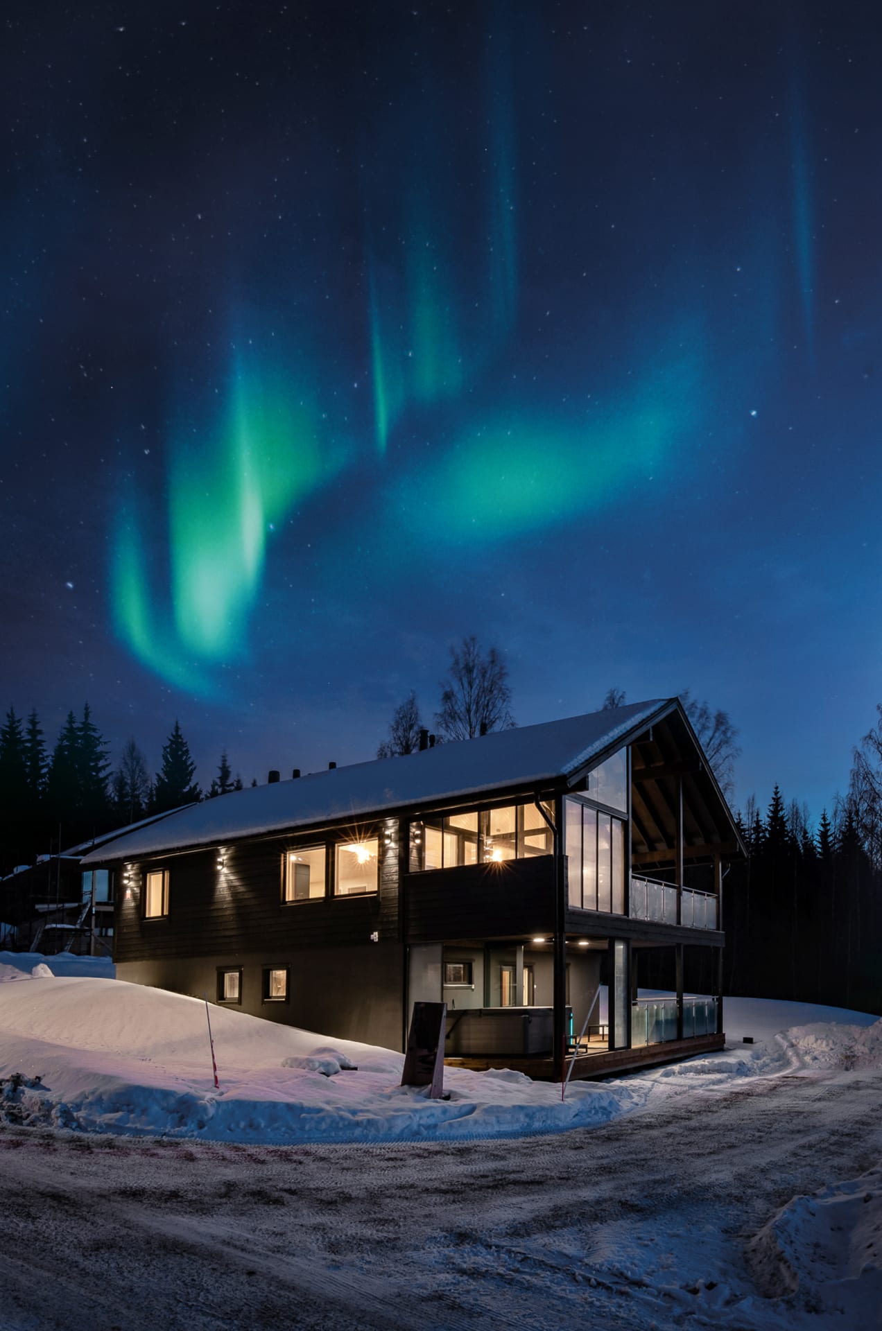 Luxurious villa with Aurora Borealis