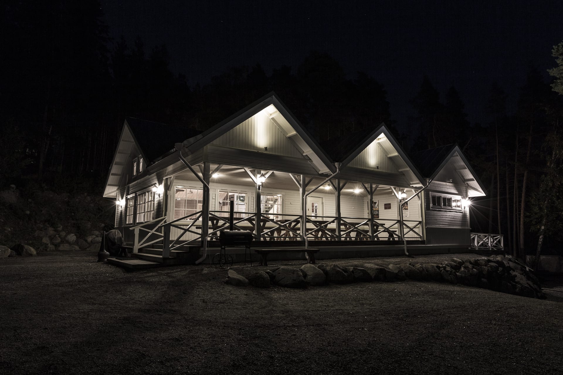 Kommodorin rantasauna pimeällä Kommodorin rantasauna pimeällä