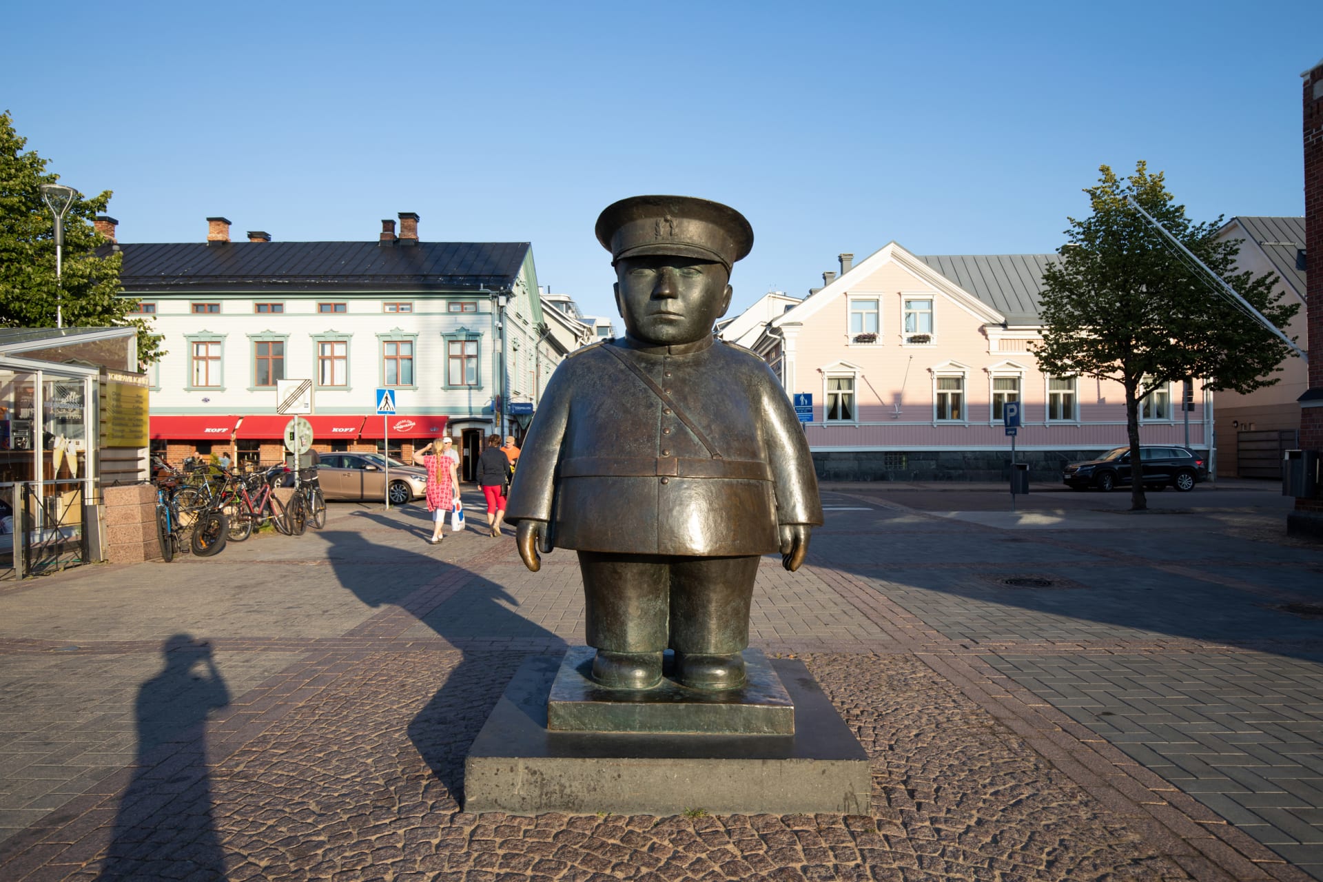 Old wooden houses of Rantakatu behind the Toripolliisi statue.